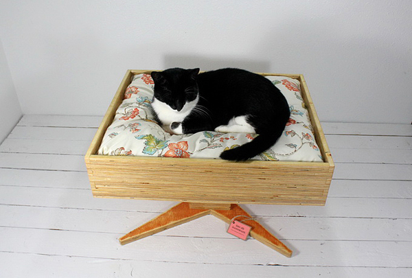 легло за котка от чекмедже